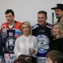 Hokejaši Medveščaka Zagreb darivali DV "Ciciban" i stacionar DZ Otočac 