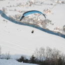 Paraglajderi dotakli nebo iznad Otočca