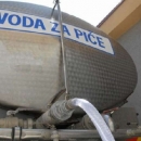 Cisterna za vodu danas ispred zgrade Vodovoda u Brinju 
