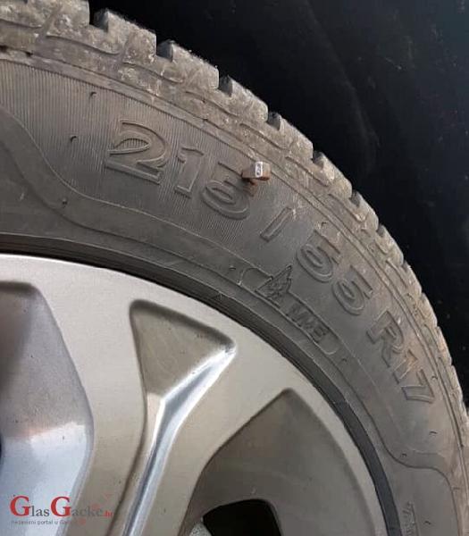 Konjski čavli u gumama automobila