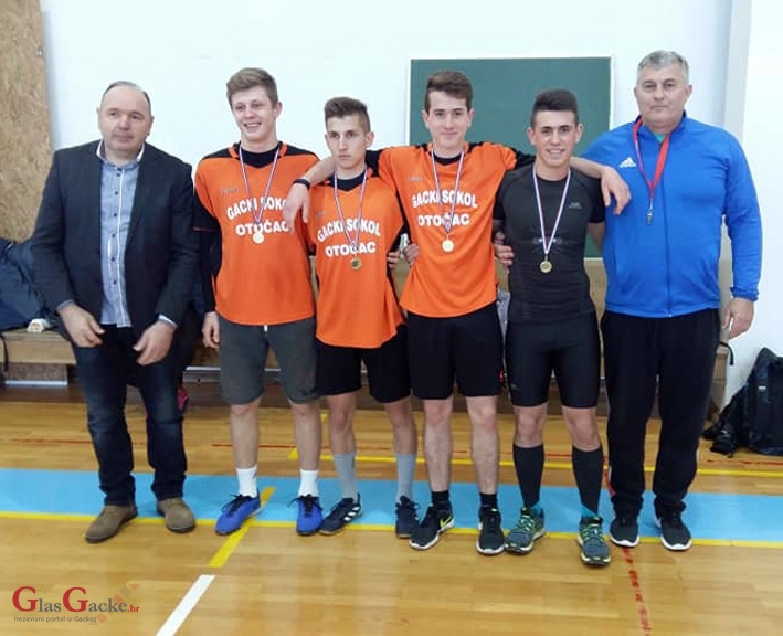 Muška ekipa Srednje škole Otočac prva u krosu