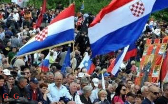 Na Bleiburgu i zastave s grbom koji počinje bijelim poljem