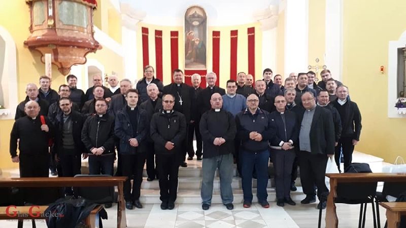 Biskup Huzjak sa svećenicima posjetio Gospić
