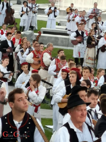 Otočki tamburaši na Škorinom koncertu sinoć u Zagrebu