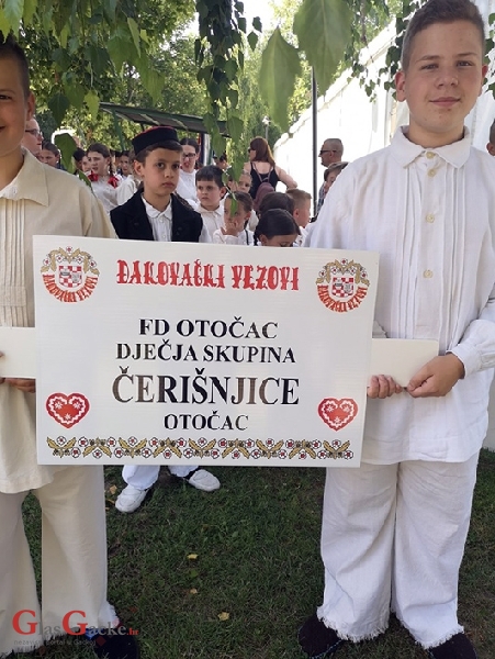 Čerišnjice nastupile na Malim vezovima u Đakovu