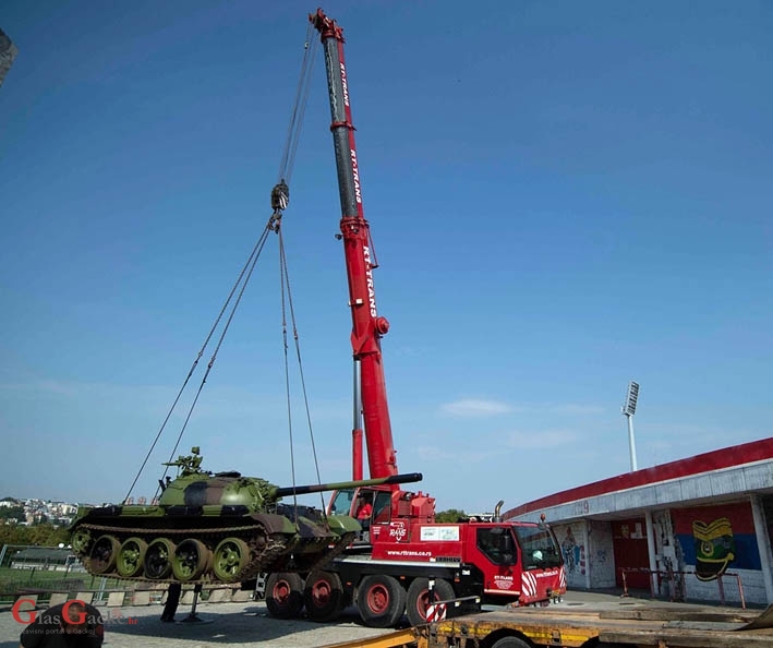 Srbijanci provociraju: Usred Beograda postavljen tenk iz Vukovara