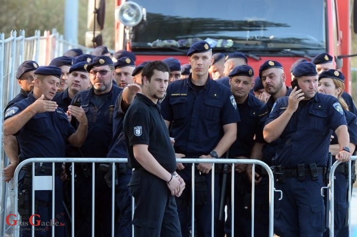 POLICIJA: H-ALTER izmišlja da žigošemo migrante! Tko financira ovaj medij?