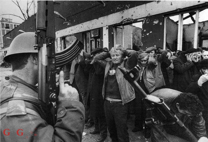 Dvojica pripadnika srbijanskih paravojnih postrojbi prijavljena za ratni zločin nad zarobljenicima i civilima u Vukovaru 1995. Dvojica pripadnika srbijanskih paravojnih postrojbi prijavljena za ratni zločin nad zarobljenicima i civilima u Vukovaru 1995.