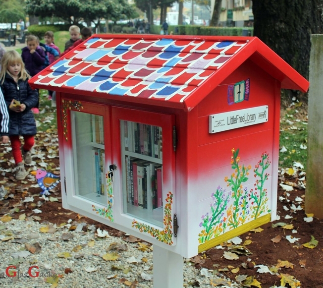Besplatna Mala knjižnica u parku u Perušiću