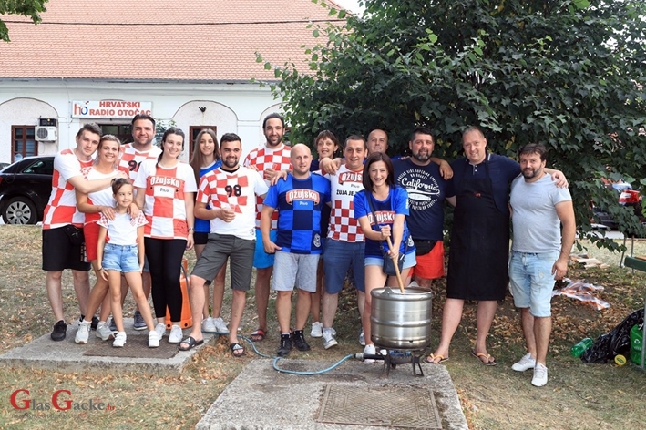 Pobjedničke ekipe u kuhanju lovačkoga gulaša na Eko etno Gackoj