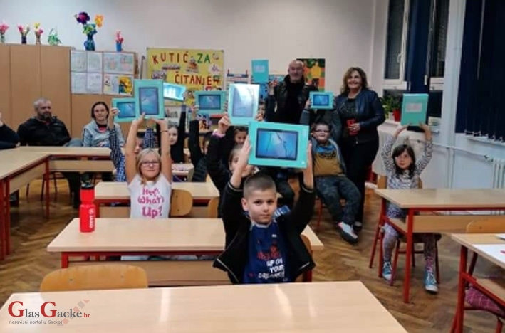 POP U KNINSKOJ ŠKOLI PODIJELIO TABLETE SAMO SRPSKOJ DJECI
