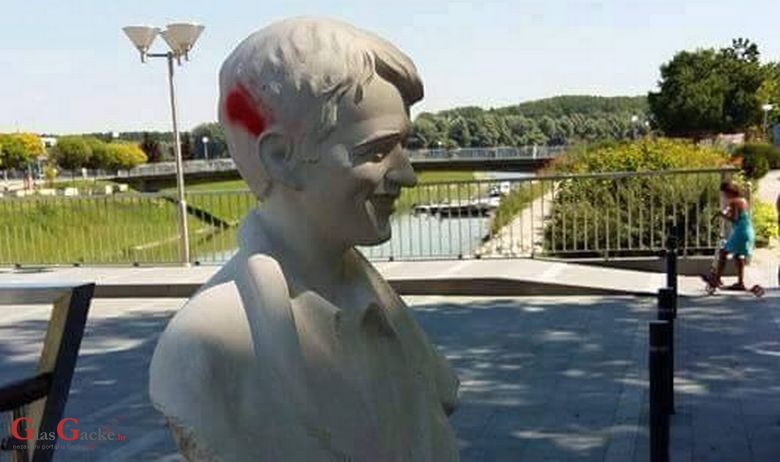 Prijetilo se našim dečkima noževima i pištoljima, a sin ‘milicajca’ je oštetio bistu Jeana-Michela Nicoliera