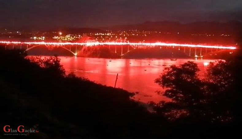 Spektakularna bakljada Armade na Krčkom mostu u čast braniteljima i Oluji