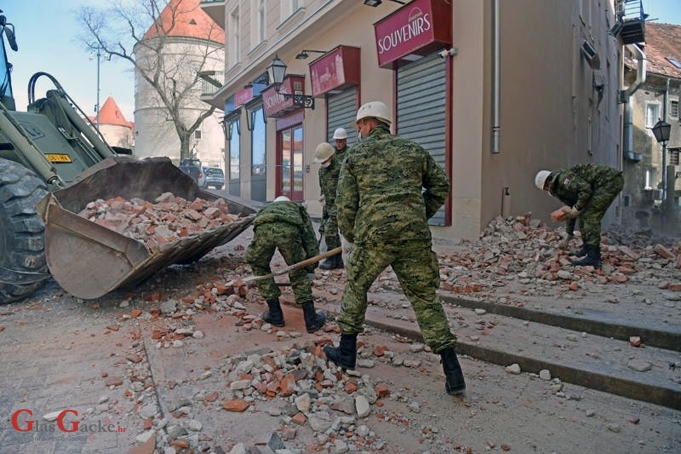  'Isposnički borci za ljudska prava' i razne udruge za zaštitu žena ne raščišćavaju ruševine Zagreba; to su ostavili policiji, vatrogascima