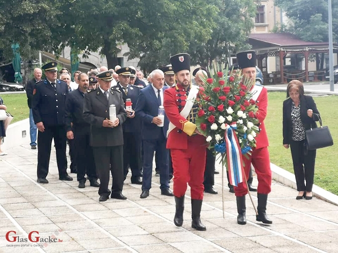 Vijenci i svijeće na spomenik braniteljima u Otočcu i Zalužnici