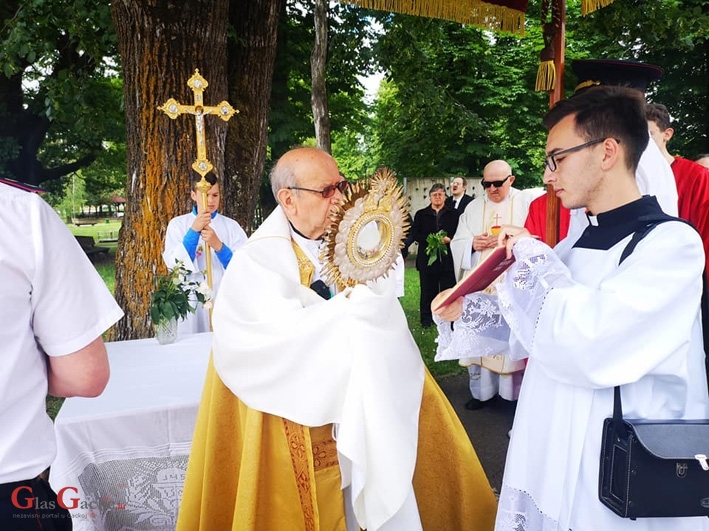 Tijelovska misa i procesija u Otočcu