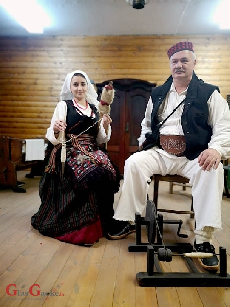 FD Otočac prezentiralo nošnje Gacke i Like na Zimskoj školi folklora