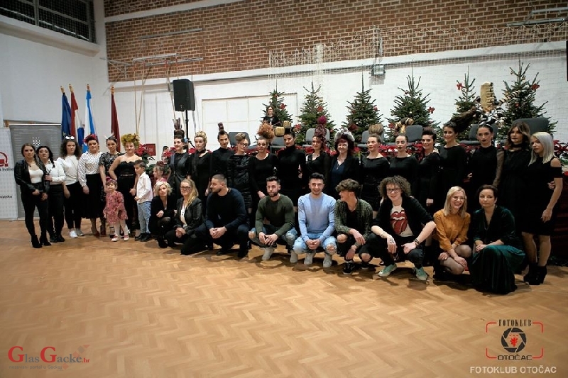 Show gačanskih frizera na Božićnom sajmu