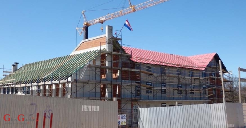 Samostan karmelićanki uhvatio se krova