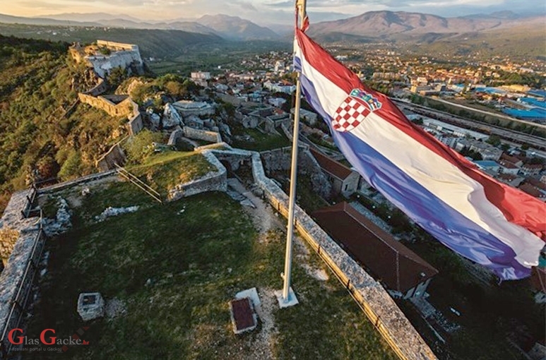 Završetak hodnje i svečanost završetka obuke za razvoj vođa HV-a