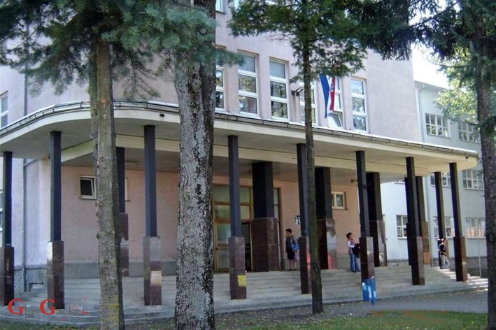 U gospićkoj Gimnaziji prepisivali maturu iz matematike U gospićkoj Gimnaziji prepisivali maturu iz matematike