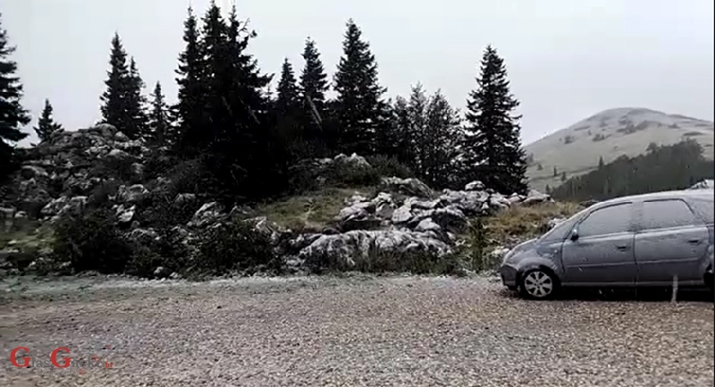 Na vršinama Velebita snijeg leprša