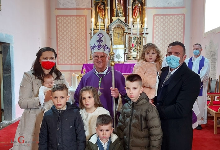 Biskup krstio šesto dijete u obitelji