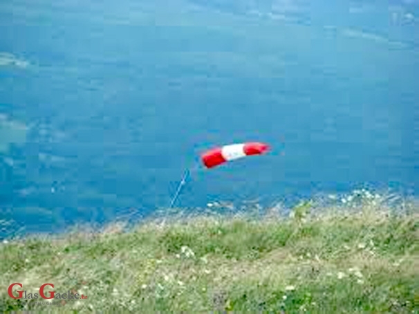 Kada zapuše, bura se odmah  popača u promet. 