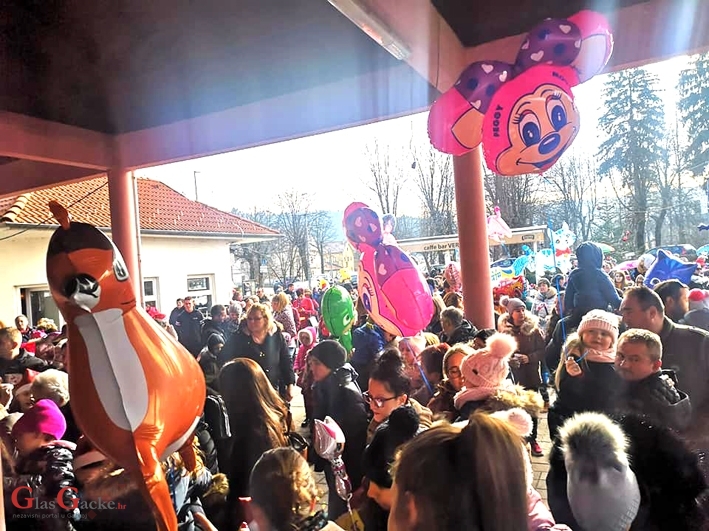 Djeca dočekala Novu godinu u Otočcu točno u podne