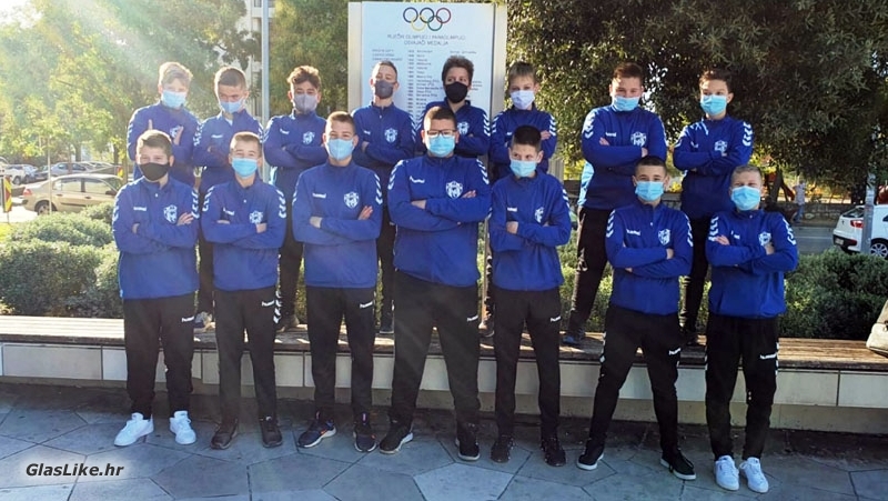 Dječaci U13 Rukometnoga kluba Gospić stopostotni na početku sezone 