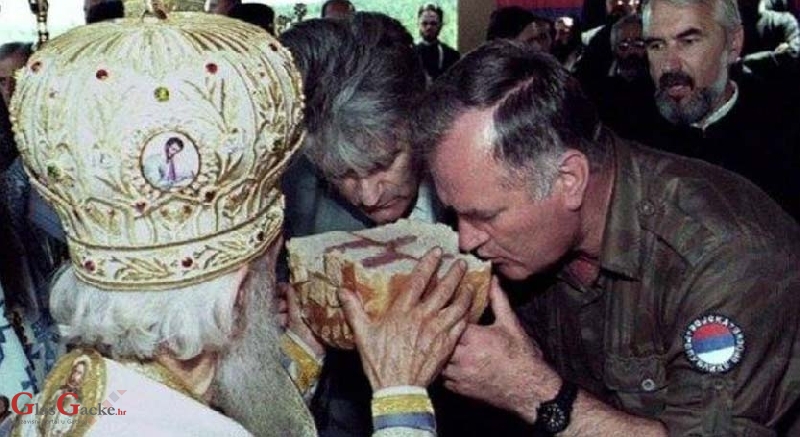 Papa Franja roni suze za Irinejom 