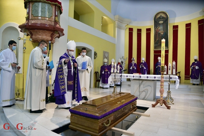 U gospićkoj katedrali pokopan mons. Mile Bogović, gospićko-senjski biskup u miru
