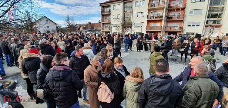 I Brinjaci dočekali Novu godinu točno u podne 