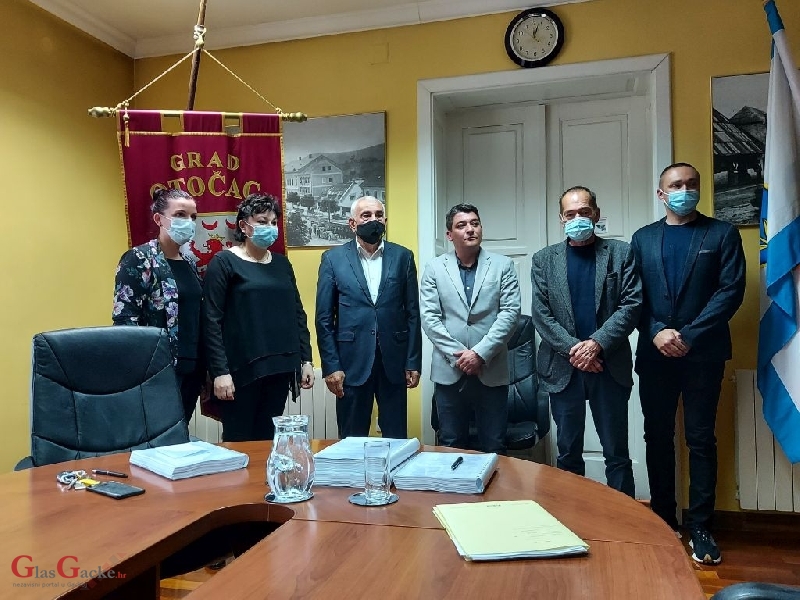 Obavljena primopredaja vlasti u Otočcu: Goran Bukovac službeno gradonačelnik 