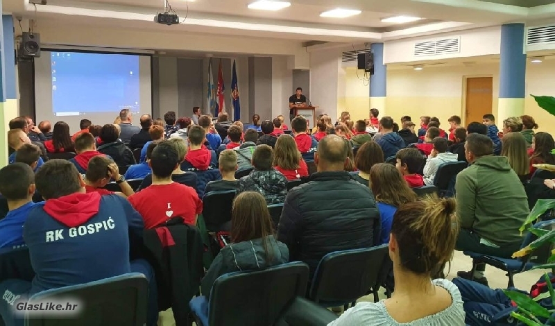 Rukometni klub "Gospić" realizirao predavanje na temu "Važnost prehrane i treninga mladih sportaša" 