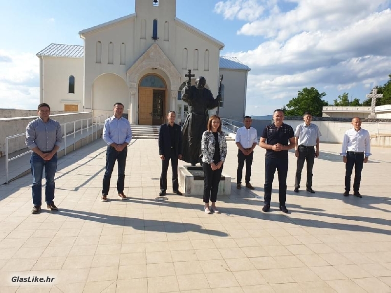 HDZ-ovi kandidati za Sabor Marijan Kustić i Anita Pocrnić Radošević  predstavili se u Udbini i Donjem Lapcu