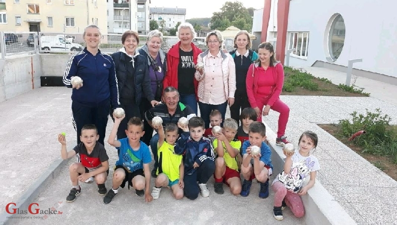 Udruga žena sportske rekreacije Otočac prezentirala novu sportsku aktivnost - boćanje 