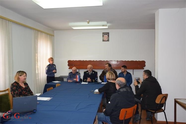 U Policijskoj postaji Otočac održana početna konferencija za medije vezano uz projekt energetske obnove PP Otočac