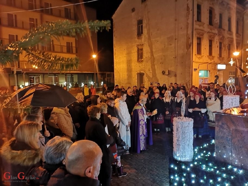 U Otočcu upaljena prva adventska svijeća