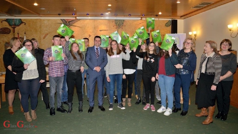 Nacionalni park Plitvička jezera svečano dodijelio stipendije učenicima u ugostiteljskim zanimanjima 
