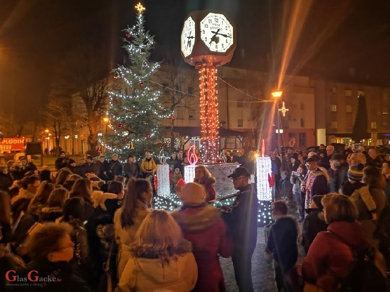 Druga adventska svijeća upaljena uz pjesmu i molitvu 