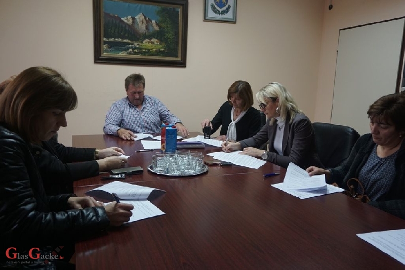 Načelnik Fumić potpisao ugovore za stipendiranje s učenicima i studentima 