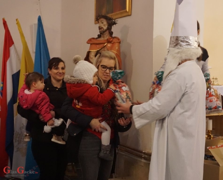 Sveti Nikola podijelio darove u Brinju 