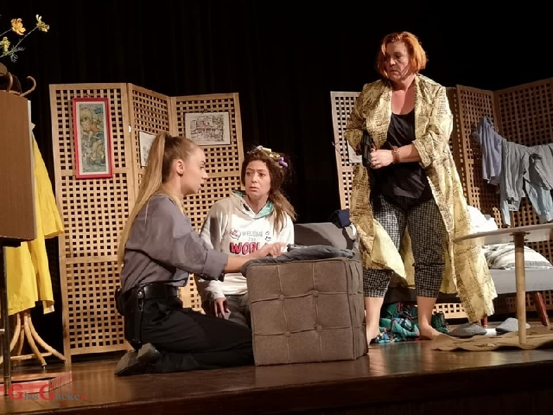 Predstava "Žene u crvenom" oduševila publiku 