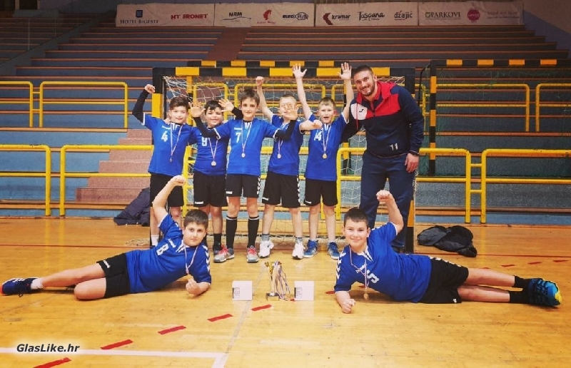 Mladi gospićki rukometaši srebrni u Ljubuškom Mladi gospićki rukometaši srebrni u Ljubuškom