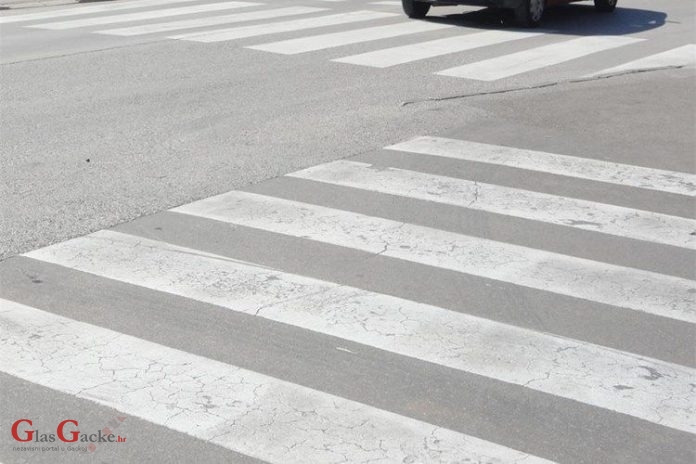 U prometnoj nesreći u Otočcu majka i dijete lakše ozlijeđeni