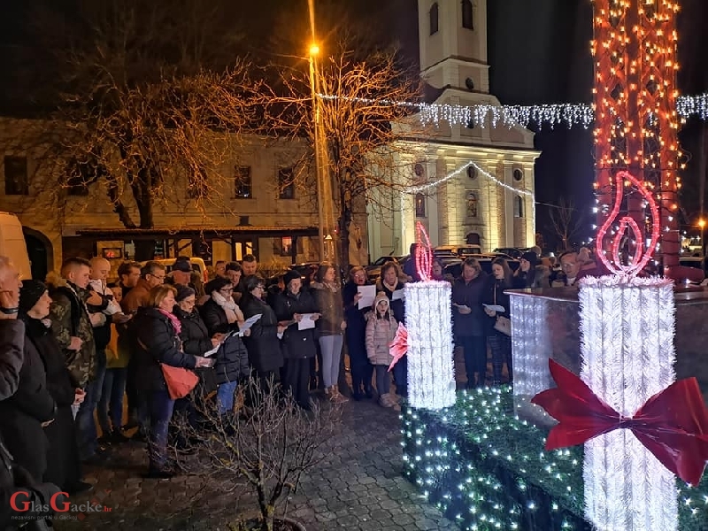 Upaljena 3.adventska svijeća u Otočcu