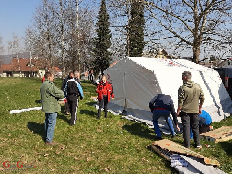 Volonteri Gradskog društva Crvenog križa Otočac podigli šator i ustupili DZ Otočac na korištenje