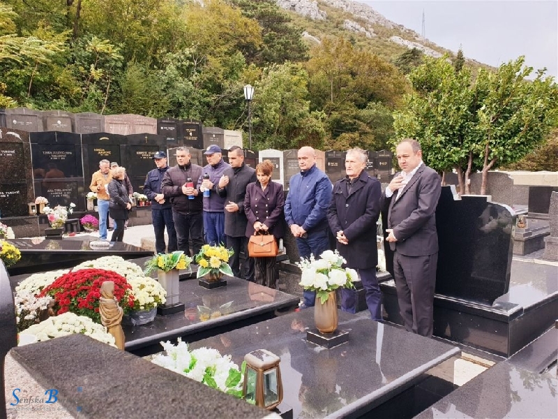 Polaganjem vijenaca i paljenjem svijeća obilježen blagdan Svih svetih