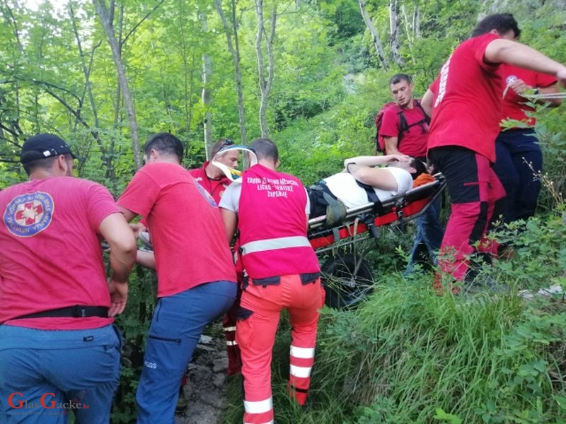 Spašen mladić u NP Plitvička jezera, poskliznuo se i pao u jezero 
